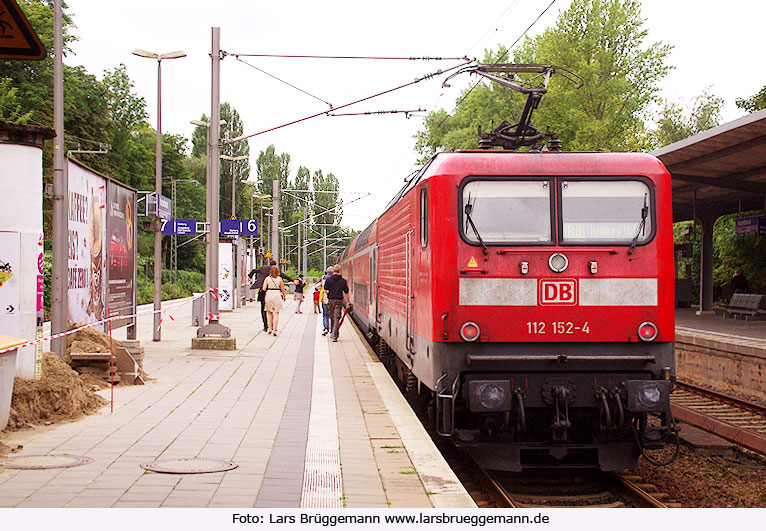 Die 112 152-4 im Bahnhof Hamburg Hasselbrook mit einer Regionalbahn aus Richtung Ahrensburg auf der Fahrt nach Hamburg Hbf