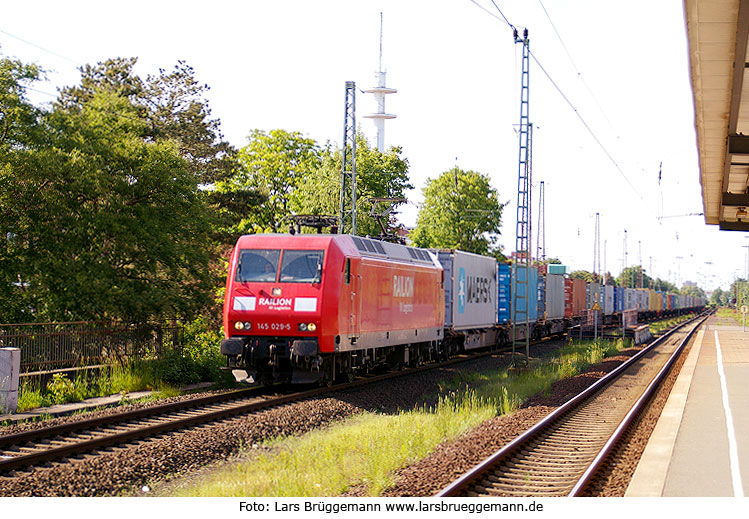 Containerzug mit einer Lok der Baureihe 145 in Bremerhaven