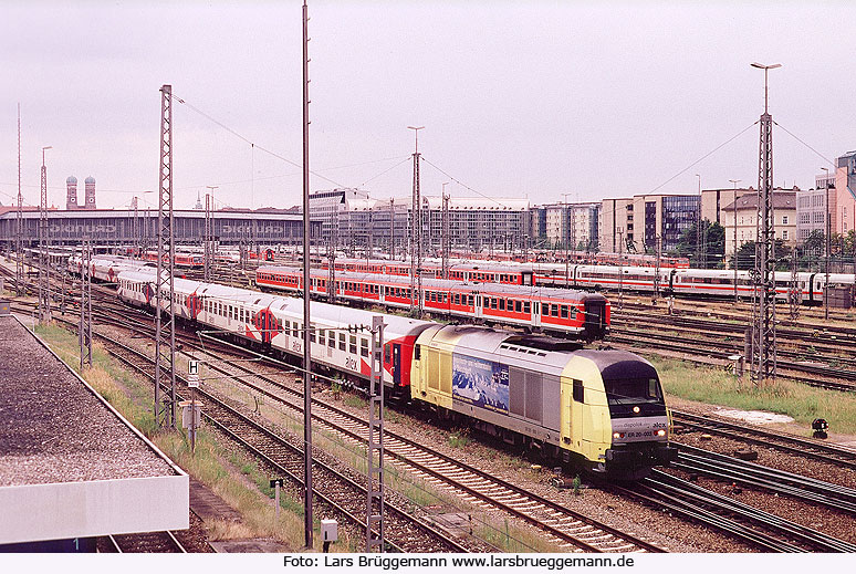 Ein Alex Zug mit einer Siemens Dispolok vor München Hbf