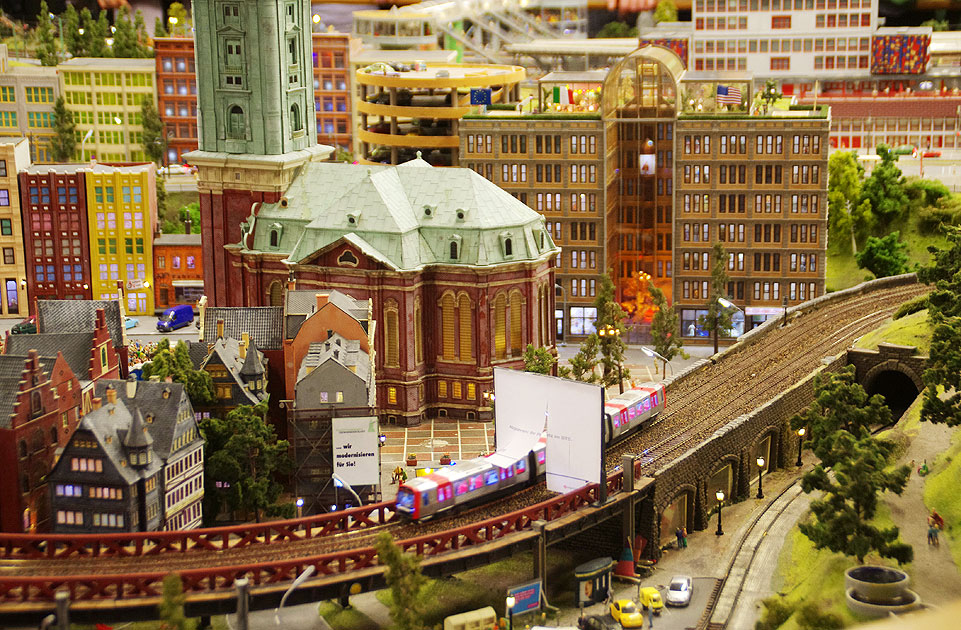 Hochbahn DT5 im Miwula mit dem Michel im Hintergrund