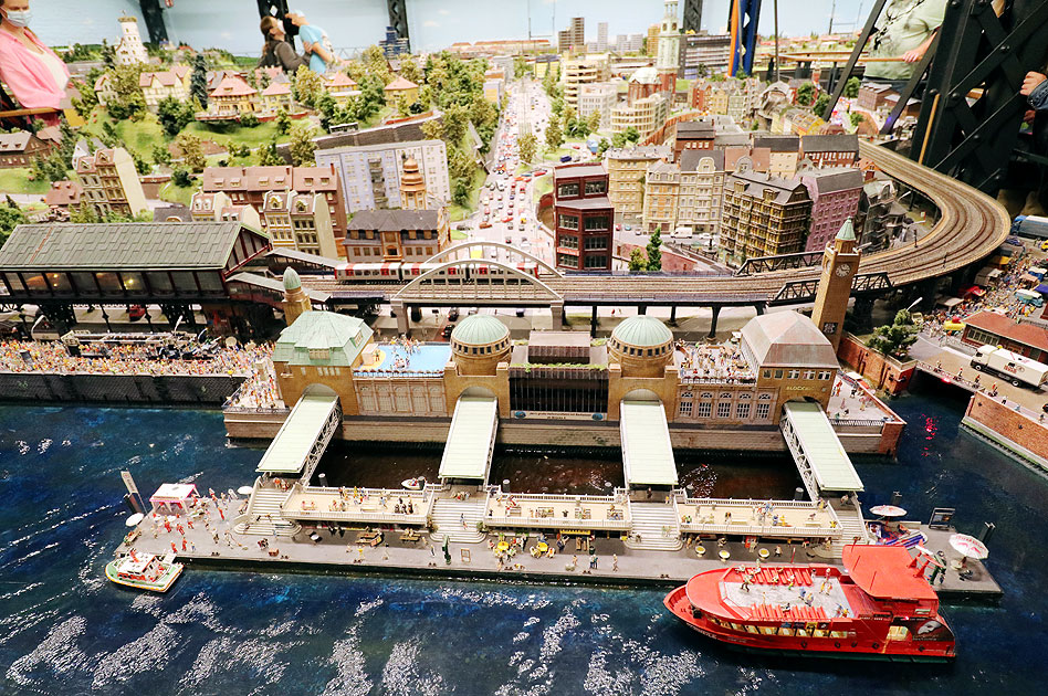Die Landungsbrücken im Hamburger Miniatur Wunderland mit dem Bahnhof Baumwall