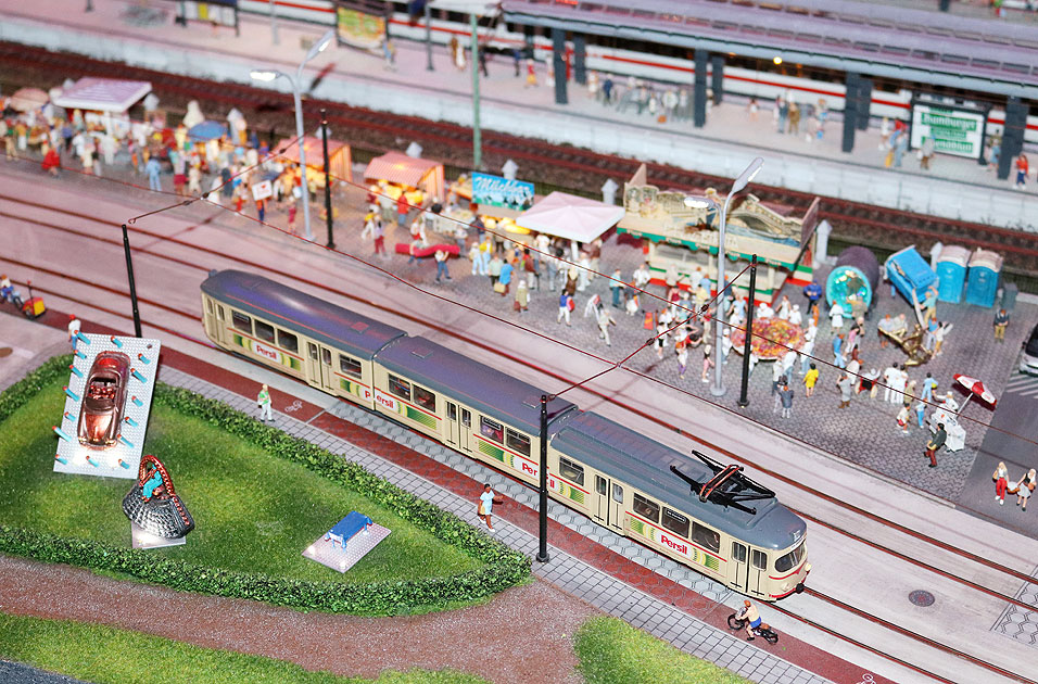 Eine Roco Düwag Straßenbahn mit der Artikelnummer 43183 im Hamburger Miniatur Wunderland