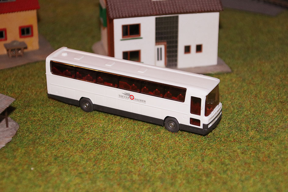 Ein Mercedes Benz RHD O303 Reisebus von Taeter Aachen mit Wiking-Modellnummer 24712