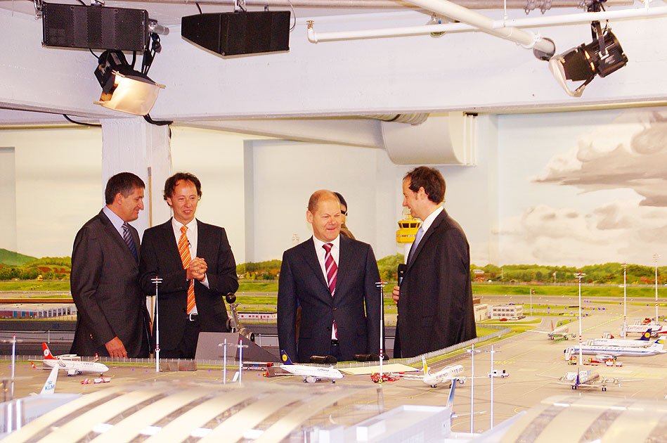 Olaf Scholz Hamburgs Erster Bürgermeister später Bundeskanzler im Miniatur Wunderland in Hamburg