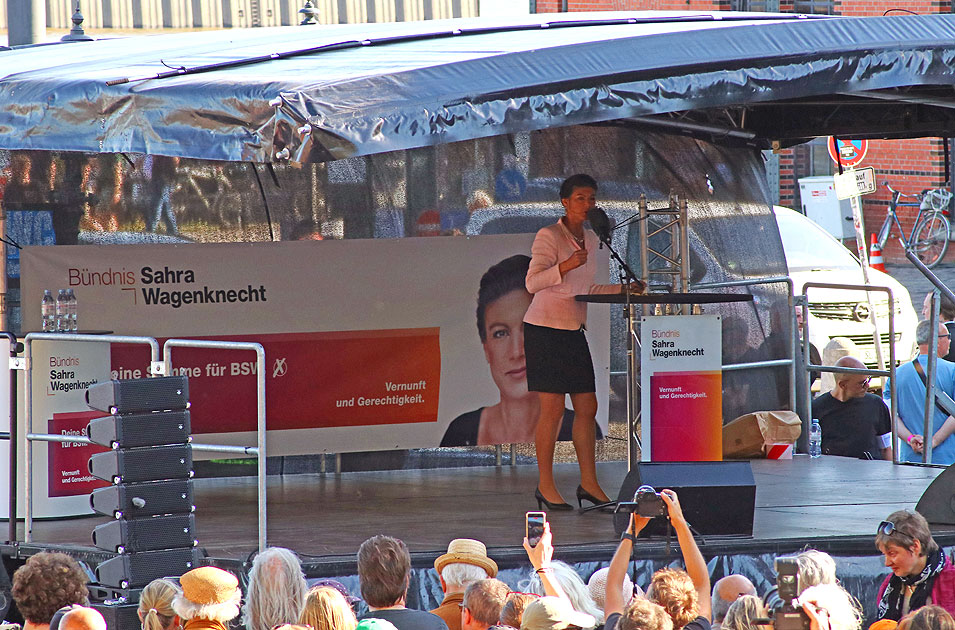 Sahra Wagenknecht spricht auf dem Hamburger Fischmarkt