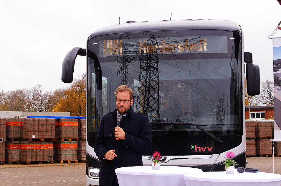 Hamburgs Verkehrssenator Anjes Tjarks bei der VHH in Norderstedt
