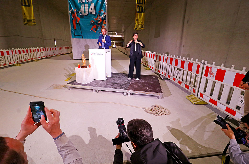 Hamburgs Verkehrssenator (Senator für Verkehr und Mobilitätswende) Anjes Tjarks bei seiner Ansprache zum Richtfest für die U-Bahn-Haltestelle Horner Geest