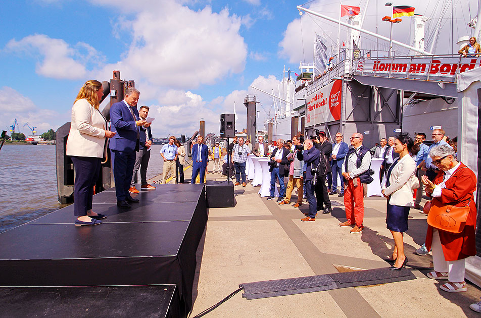 Die Taufe von der HADAG-Fähre Grasbrook