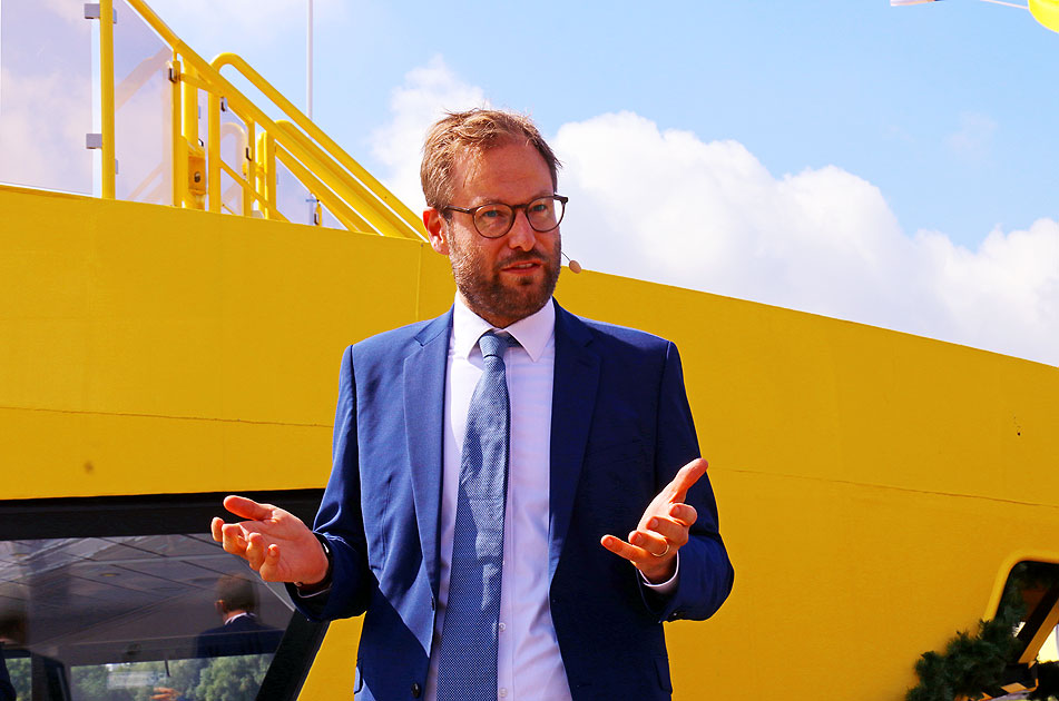 Hamburgs Verkehrssenator Anjes Tjarks bei der Taufe von der HADAG-Fähre Grasbrook