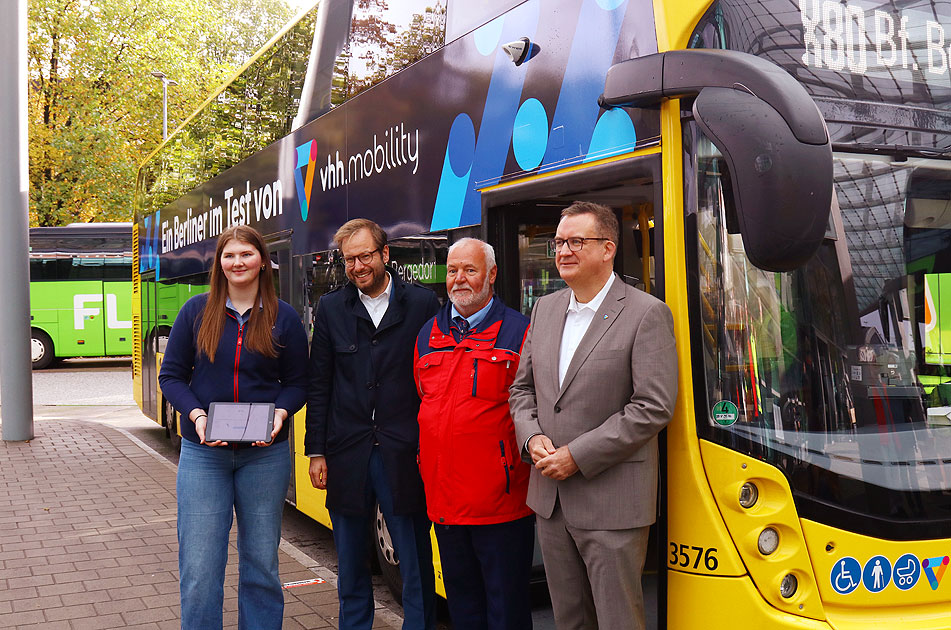 Stina Siems von der VHH (links), Anjes Tjarks Hamburg Verkehrssenator, Hartmut Seidel von der VHH und rechts Lorenz Kasch der VHH-Geschäftsführer ma 28. Oktober vor dem BVG-Bus 3576 auf dem Hamburger ZOB bei der Vorstellung von dem Berliner Doppeldeckerbus in Hamburg