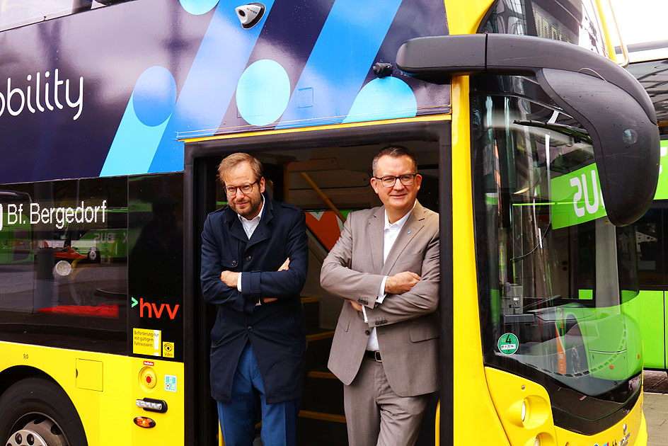Links Anjes Tjarks Hamburg Verkehrssenator und rechts Lorenz Kasch der VHH-Geschäftsführer am 28. Oktober 2025 in dem BVG-Bus 3576 auf dem Hamburger ZOB