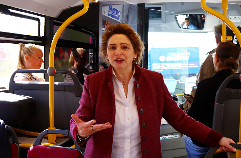 Nicola Beer auf einer rollenden Pressekonferenz im VHH-Bus 2424 am 19. M&auml;rz 2026 in Hamburg