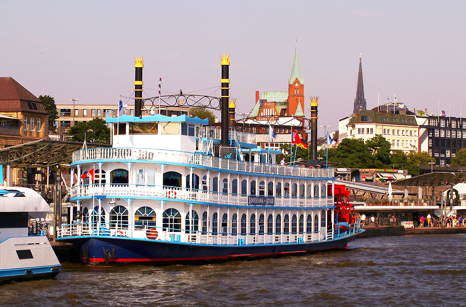 Das Schiff Louisiana Star der Reederei Rainer Abicht im Hamburger Hafen am Anleger St. Pauli Landungsbrücken