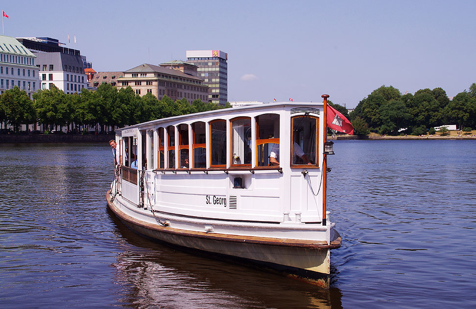 Der historische Alsterdampfer St. Georg in Hamburg am Jungfernstieg