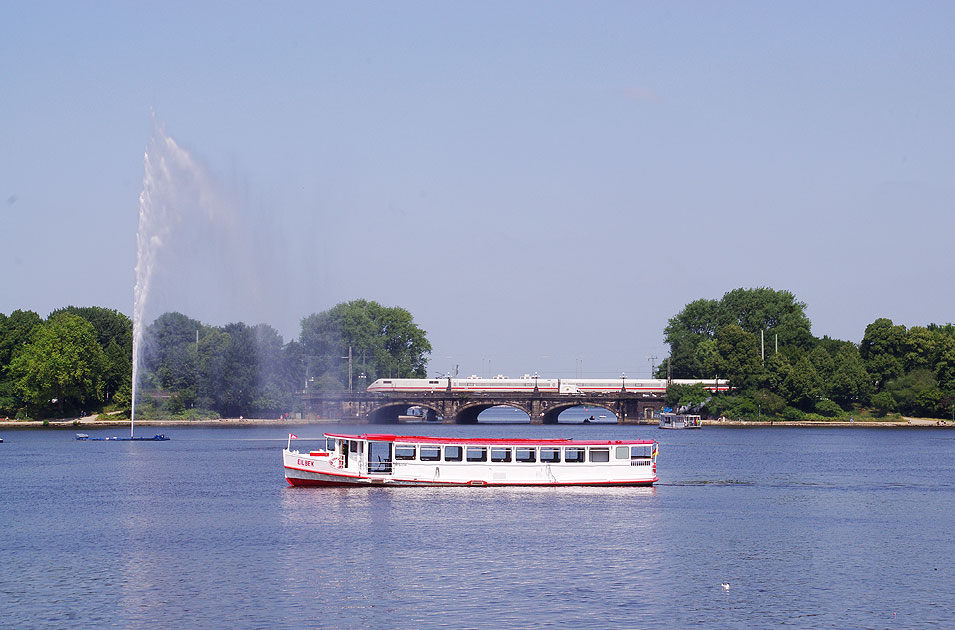 Der Alsterdampfer Eilbek auf der Hamburger Binnenalster