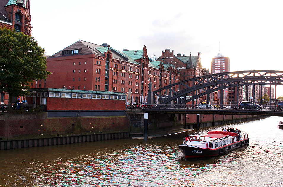 Die Barkasse Hansa in der Speicherstadt vor dem Miwula