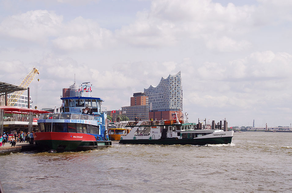 Die HADAG Schiffe Waltershof und Finkenwerder an den Landungsbrücken in Hamburg