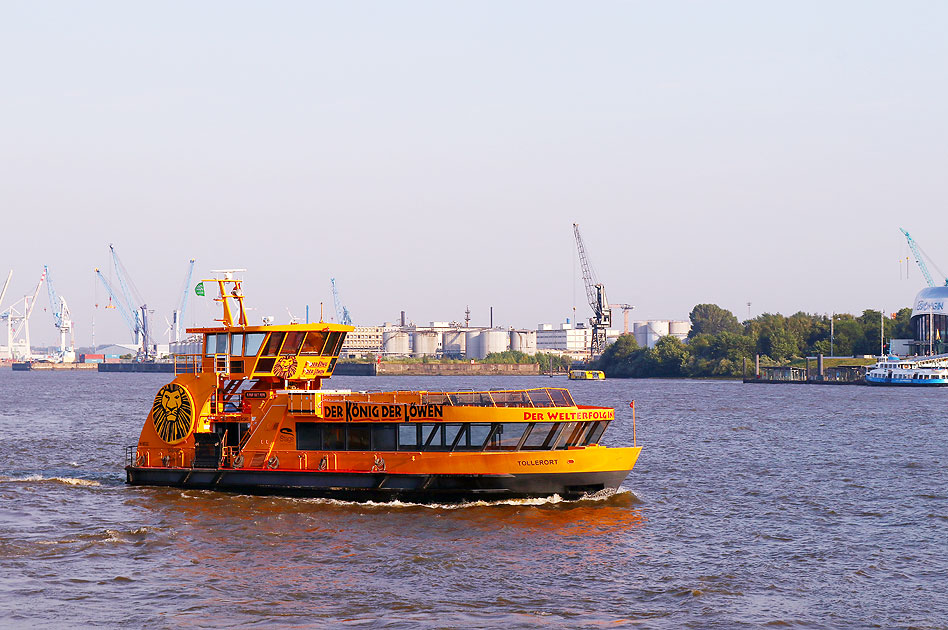 Das HADAG Schiff Tollerort an den Landungsbrücken in Hamburg