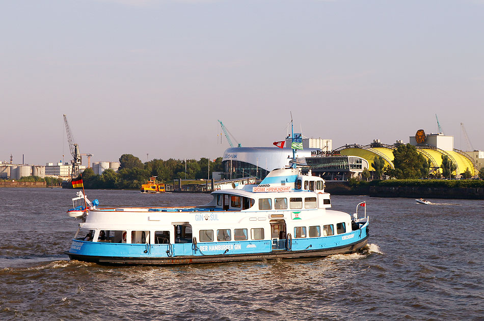 Das HADAG Schiff Kirchdorf auf der Fahrt zum Theater im Hafen