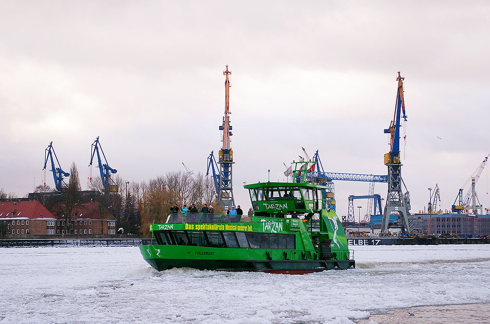 Das HADAG Schiff Tollerort an den Landungsbrücken