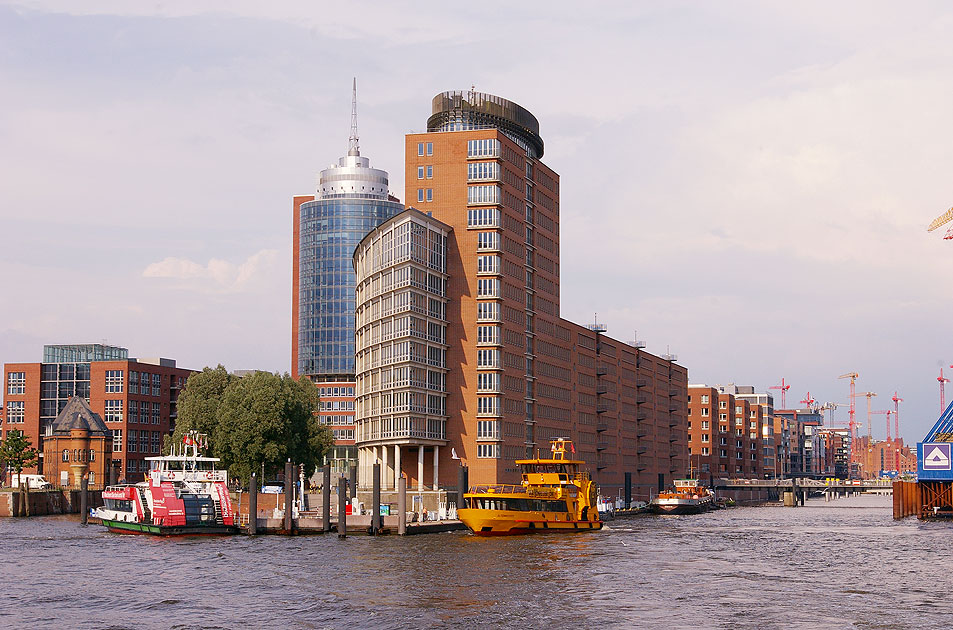Zwei HADAG Schiffe vor der Hafencity am Anleger Sandtorhöft
