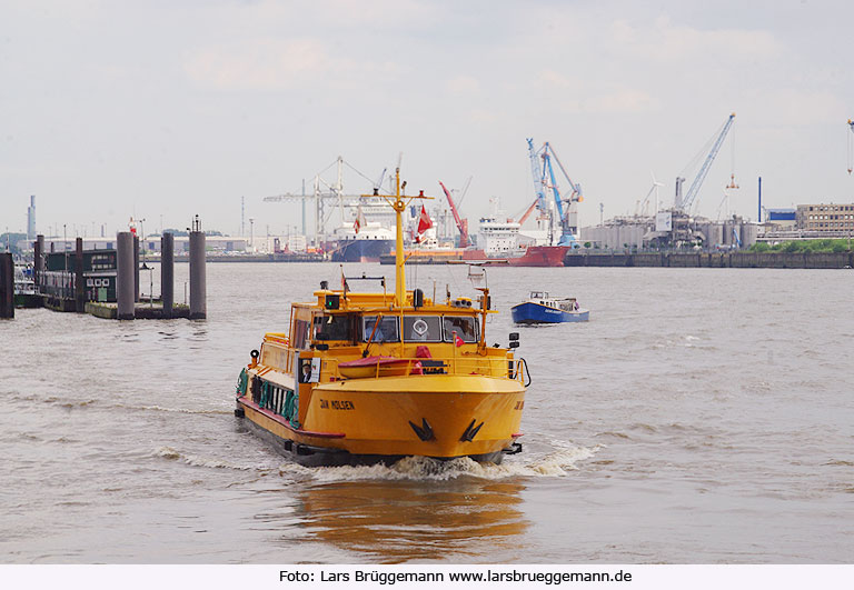 Das HADAG Schiff Jan Molsen im Hamburger Hafen