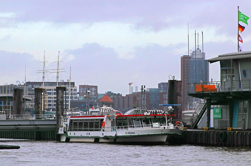 Das HADAG Schiff St. Nikolaus am HADAG Betriebsanleger Fischmarkt