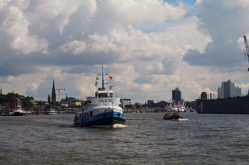 Das HADAG Schiff Kirchdorf auf der Elbe kurz vor dem Fischmarkt