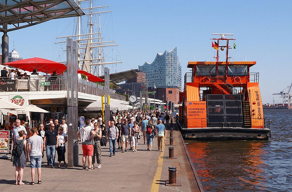 Das HADAG Schiff Kehrwieder von hinten am Anleger Landungsbr&uuml;cken. Im Hintergrund die Elbphilharmonie