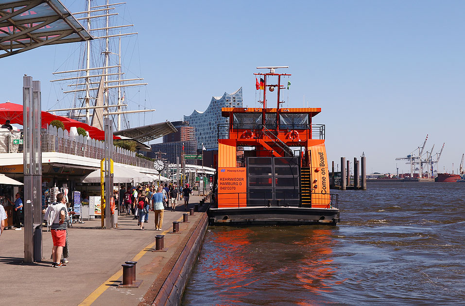 Das HADAG Schiff Kehrwieder von hinten am Anleger Landungsbrücken. Im Hintergrund die Elbphilharmonie