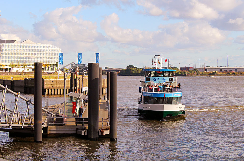 Der HADAG Anleger Elbphilharmonie in Hamburg in der Hafencity