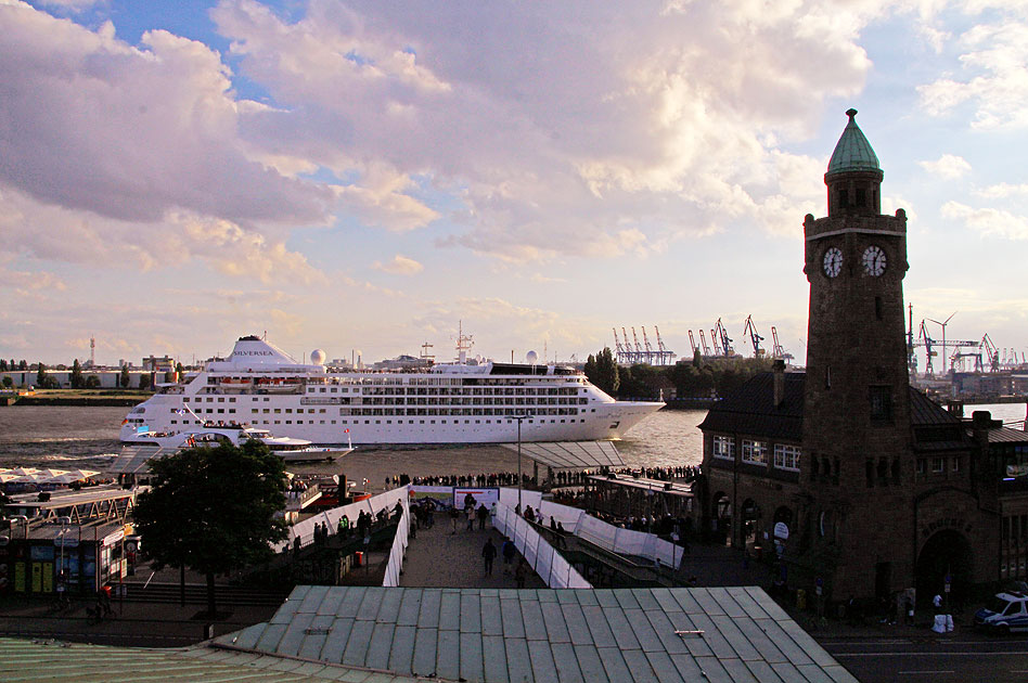Ein Kreuzfahrtschiff an den Landungsbrücken in Hamburg