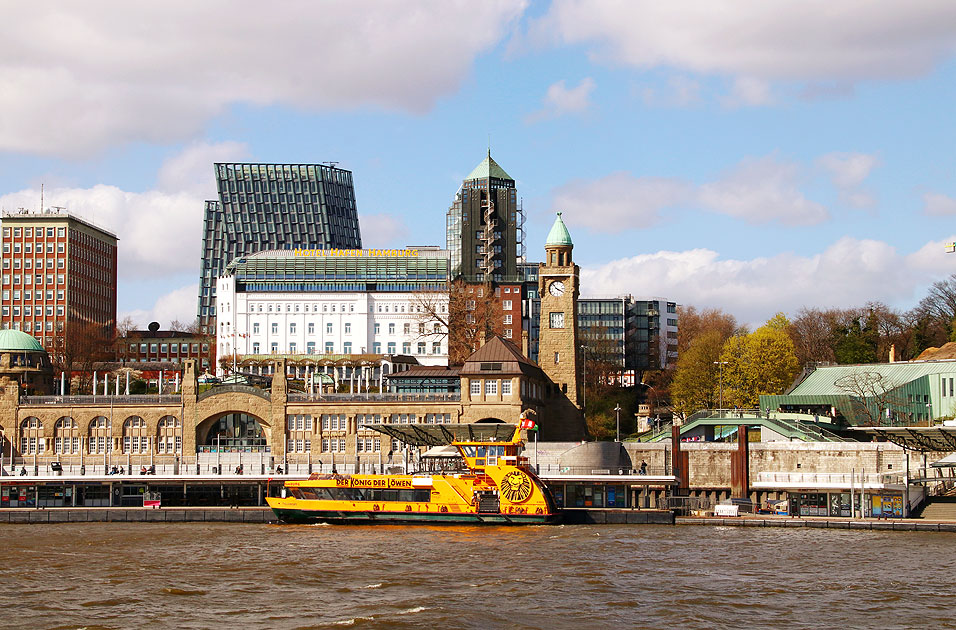 Das HADAG Schiff Tollerort an den Landungsbrücken in Hamnburg auf der Elbe