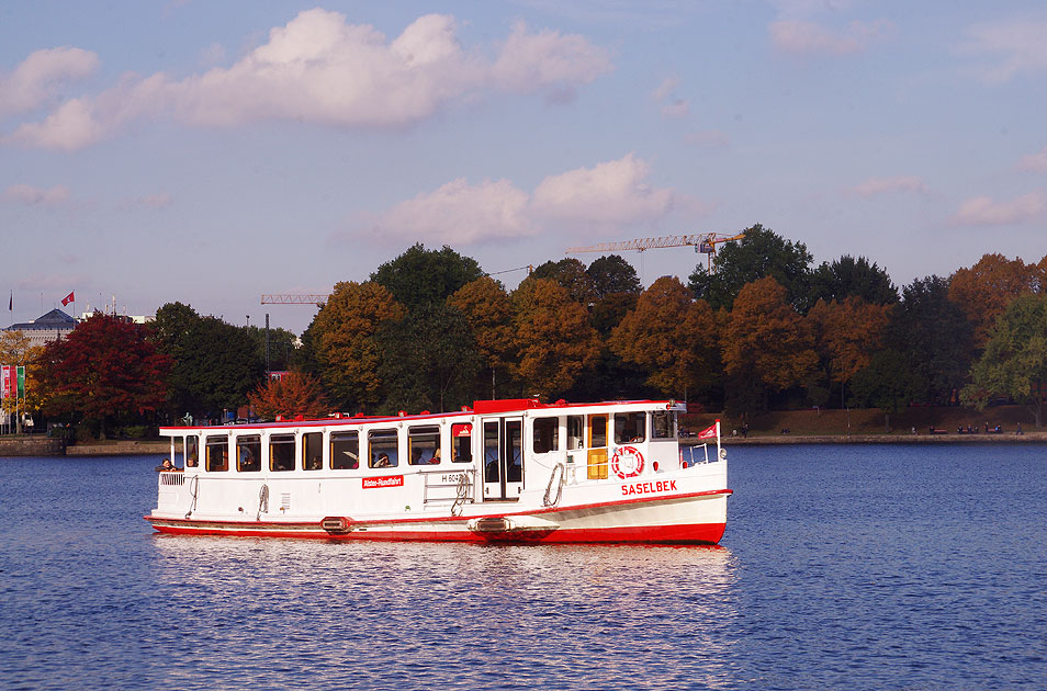 Der Alsterdampfer Saselbek auf der Binnenalster am Jungfernstieg