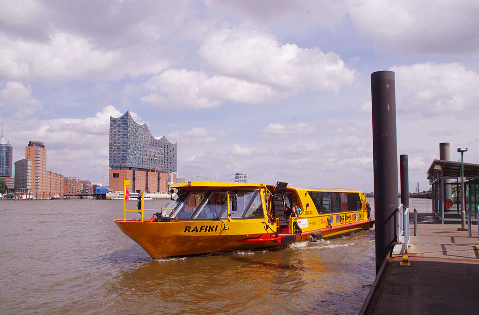 Das HADAG Schiff Rafiki am Anleger Theater im Hafen