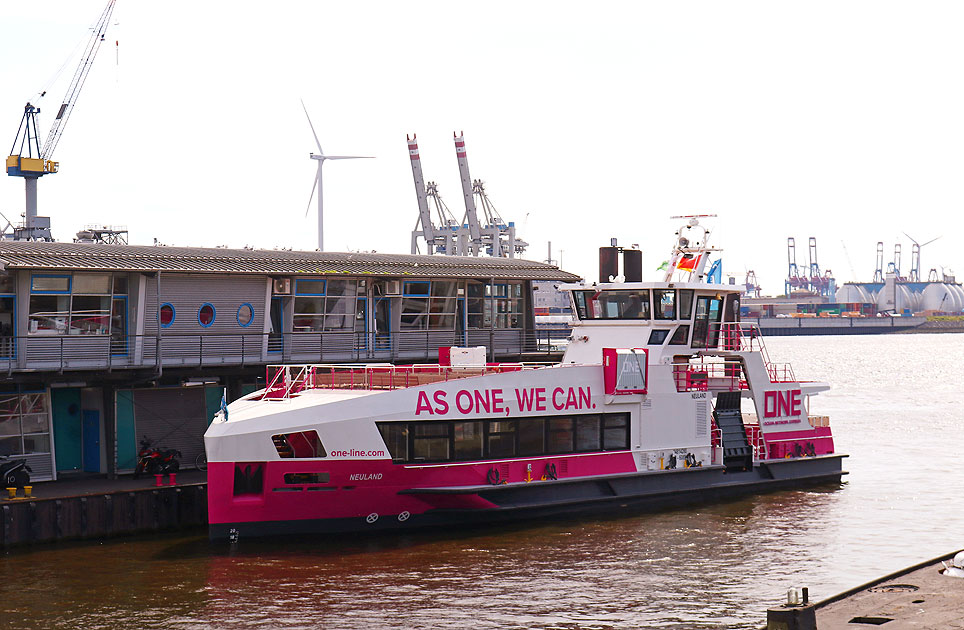Das HADAG Schiff Neuland am HADAG-Betriebsanleger Fischmarkt