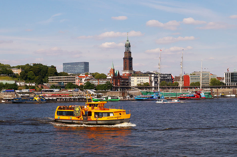 Das HADAG Schiff Wolfgang Borchert vor den Hamburger Landungsbrücken