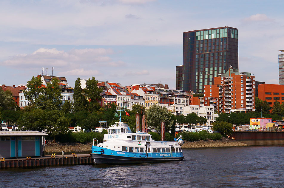 Das HADAG Schiff Kirchdorf am HADAG-Betriebsanleger am Fischmarkt