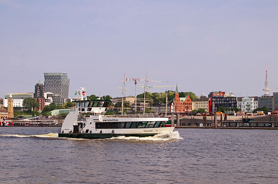 Das HADAG Schiff Övelgönne vor den Hamburger Landungsbrücken
