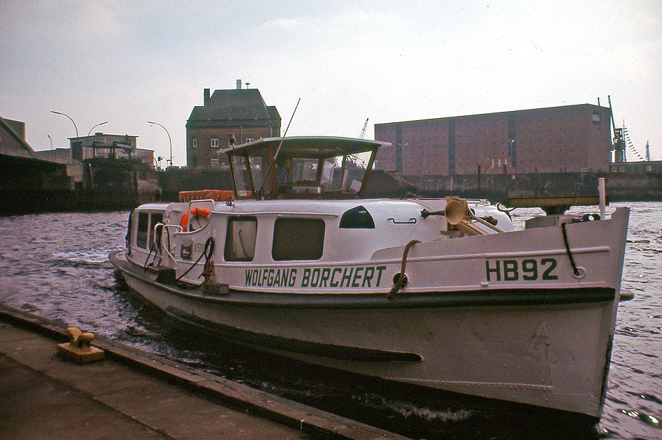 Das HADAG Schiff Wolfgang Borchert am Anleger Baumwall vor dem Kaispeicher A der heutigen Elbphilharmonie