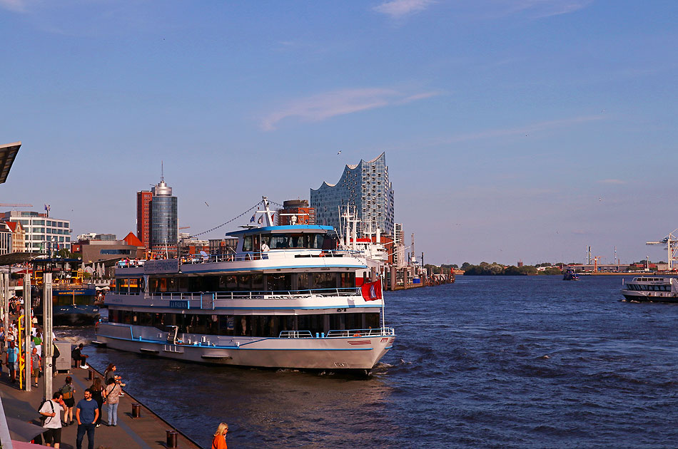 Das Schiff La Paloma der Rainer Abicht Elbreederei GmbH & Co. KG verlässt den Anleger St. Pauli Landungsbrücken in Hamburg zur Hafenrundfahrt