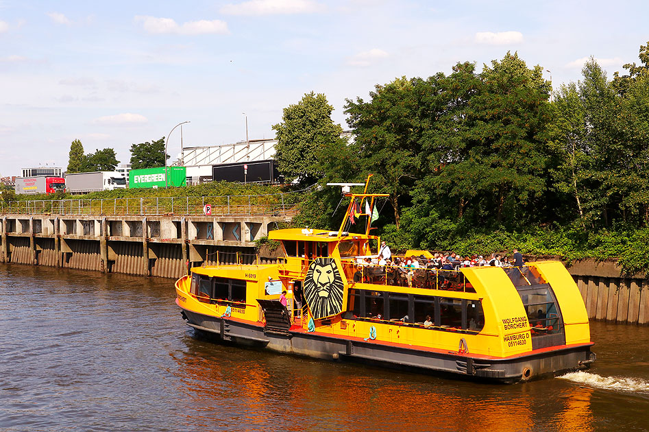 Die HADAG-Fähre Wolfgang Borchert velässt den Anleger Steinwerder und fährt zu den St. Pauli Landungsbrücken