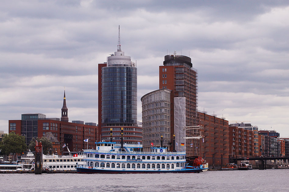 Die MS Louisiana Star in Hamburg auf der Elbe