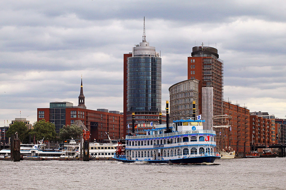 Die MS Louisiana Star in Hamburg auf der Elbe