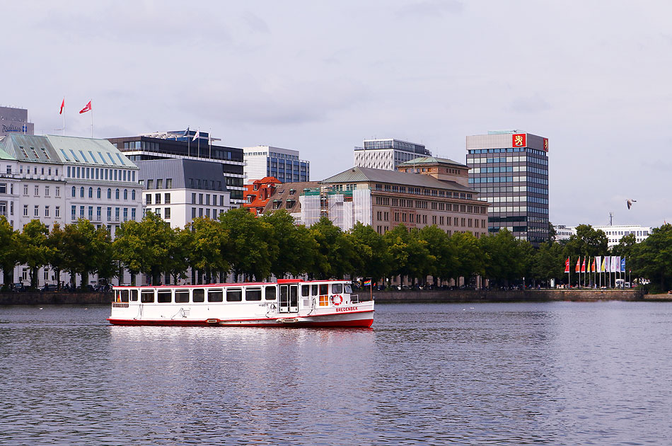 Der Alsterdampfer Bredenbek auf der Hamburger Binnenalster am Jungfernstieg