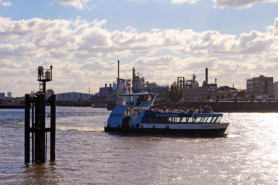 Das HADAG Schiff Övelgönne an der Hamburger Elbphilharmonie