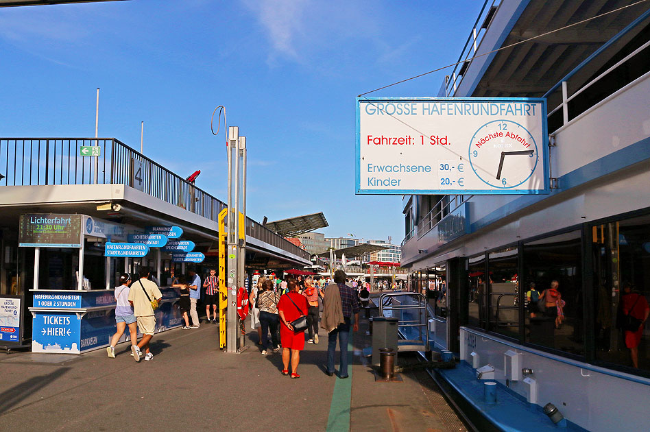 Große Hafenrundfahrt in Hamburg an den Landungsbrücken