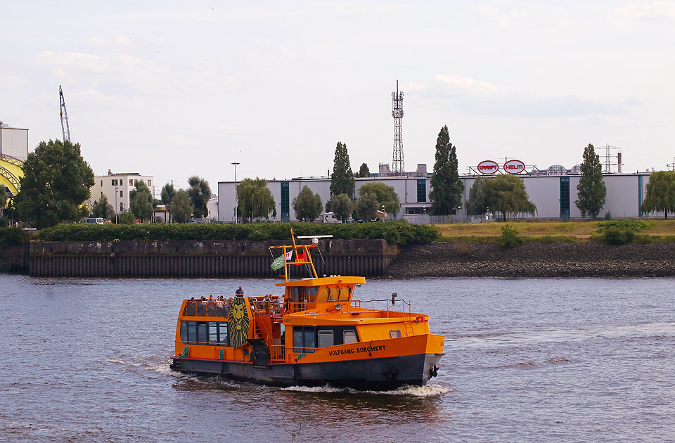 Die HADAG Fähre Wolfgang Borchert vor den Landungsbrücken