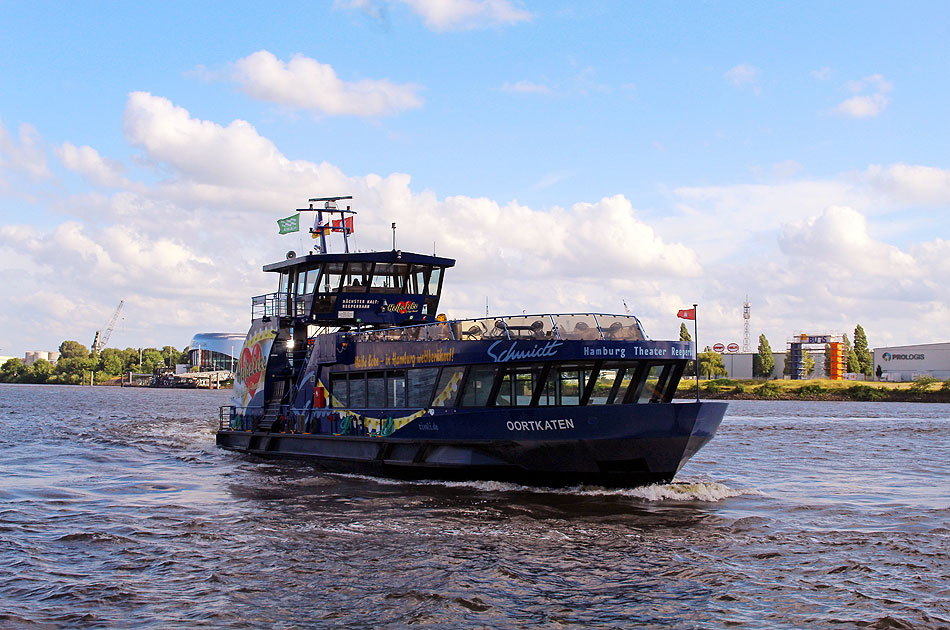 Das HADAG Schiff Oortkaten an den Landungsbrücken in Hamburg auf der Elbe