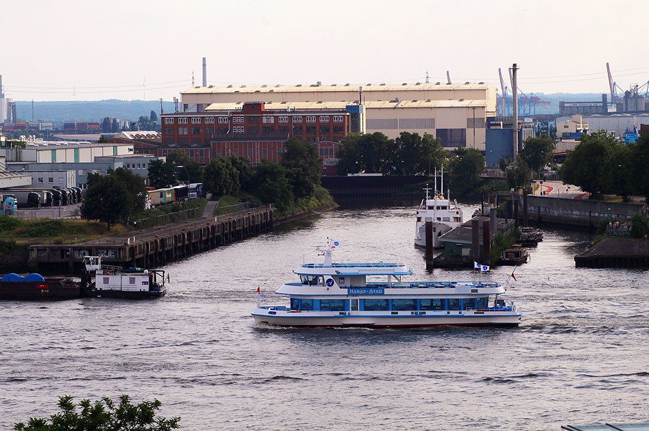 Die Hanse Star von Rainer Abicht vor den St. Pauli Landungsbrücken in Hamburg